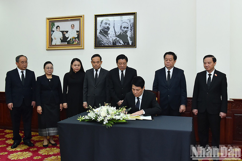 Президент Лыонг Кыонг оставляет запись в траурной книге в память о генерале армии Кхамтае Сипхандоне. Фото: Тхюи Нгуен