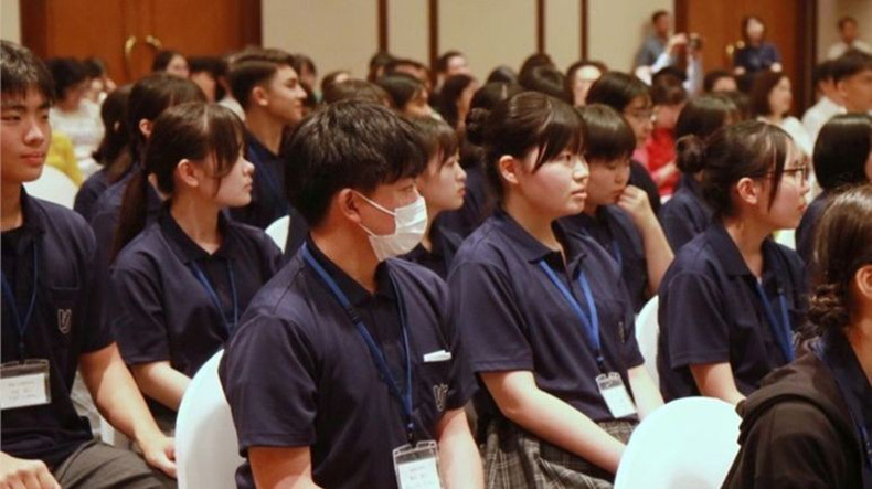 Япониские школьники на церемонии. Фото: hanoi.edu.vn Япониские школьники на церемонии. Фото: hanoi.edu.vn