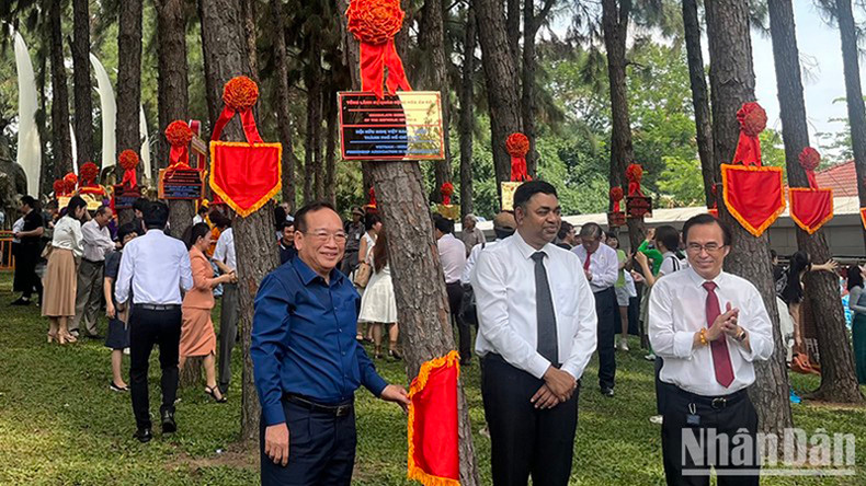 Делегаты у сосны Генерального консульства Индии. Делегаты у сосны Генерального консульства Индии.