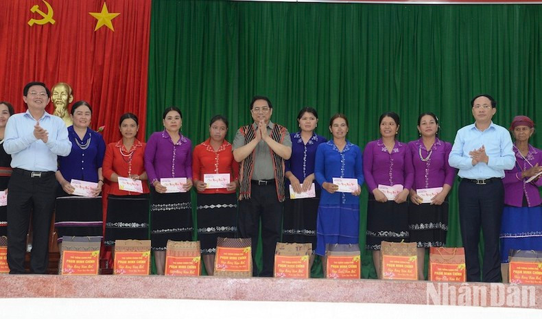 Глава Правительства вручает подарки жителям общины Анзунг (уезд Анлао). Глава Правительства вручает подарки жителям общины Анзунг (уезд Анлао).