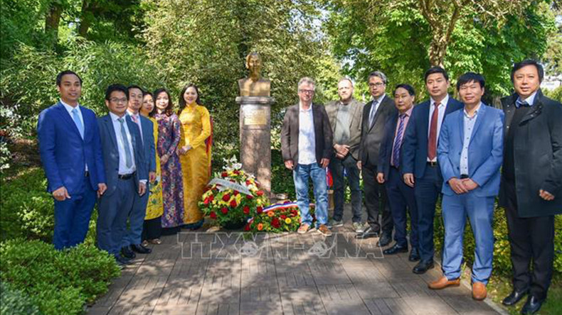 Сотрудники Посольства и представительств Вьетнама во Франции фотографируются на память. Фото: ВИА