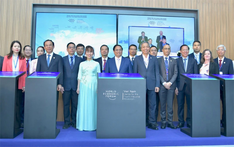 Премьер-министр Фам Минь Тьинь, руководители г. Хошимина и представители предприятий на церемонии открытия C4IR. Фото: Тхань Жанг Премьер-министр Фам Минь Тьинь, руководители г. Хошимина и представители предприятий на церемонии открытия C4IR. Фото: Тхань Жанг