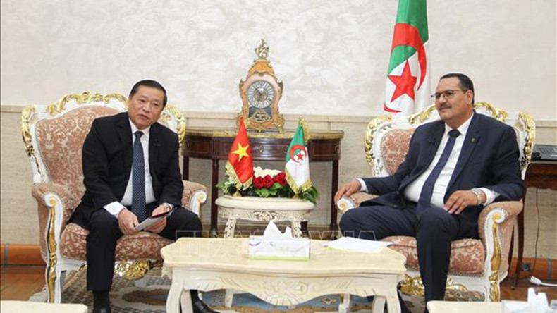 Товарищ Лай Суан Мон и Председатель парламентской группы алжирско-вьетнамской дружбы Салах Джеглул. Фото: ВИА Товарищ Лай Суан Мон и Председатель парламентской группы алжирско-вьетнамской дружбы Салах Джеглул. Фото: ВИА