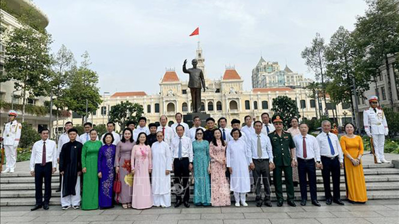 Делегаты в парке памятника Президенту Хо Ши Мину. Фото: ВИА Делегаты в парке памятника Президенту Хо Ши Мину. Фото: ВИА