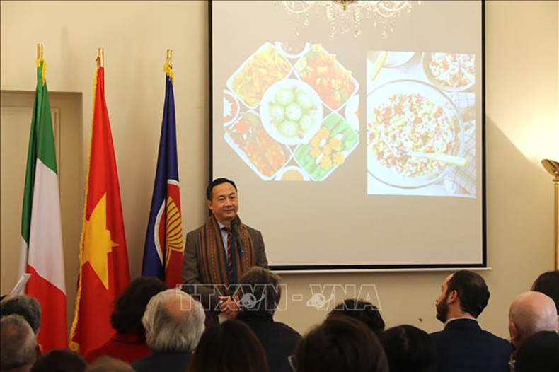 Посол Вьетнама в Италии Зыонг Хай Хынг выступает на мероприятии. Фото: ВИА