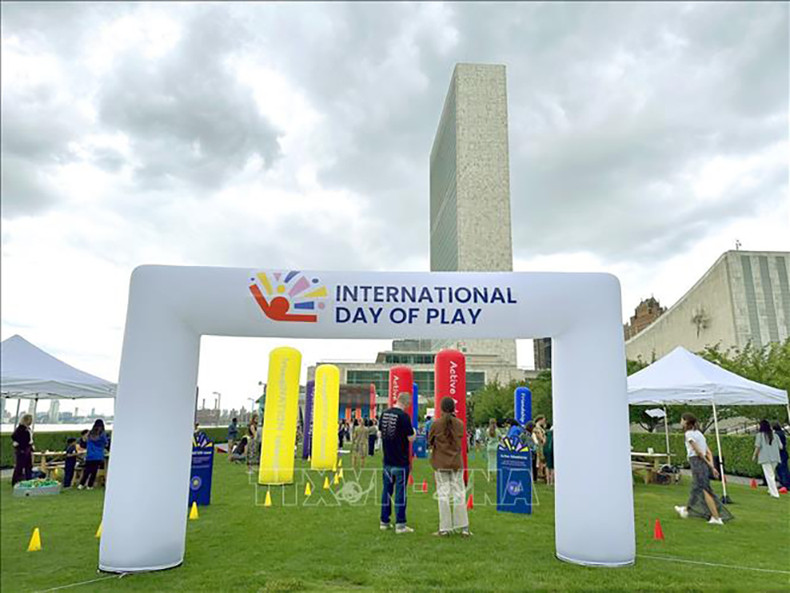 Некоторые развлекательные и игровые мероприятия на свежем воздухе на территории штаб-квартиры ООН в Нью-Йорке. Фото: ВИА Некоторые развлекательные и игровые мероприятия на свежем воздухе на территории штаб-квартиры ООН в Нью-Йорке. Фото: ВИА