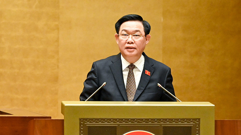 Председатель НС Выонг Динь Хюэ выступает с заключительной речью. Председатель НС Выонг Динь Хюэ выступает с заключительной речью.