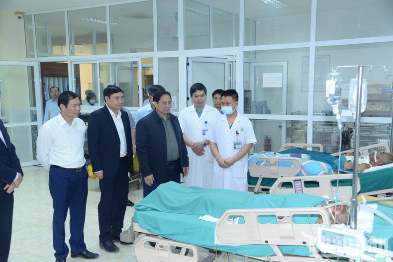 Премьер-министр Фам Минь Тьинь навещает пациентов в отделении неотложной помощи больницы провинции Дьенбьен. Премьер-министр Фам Минь Тьинь навещает пациентов в отделении неотложной помощи больницы провинции Дьенбьен.