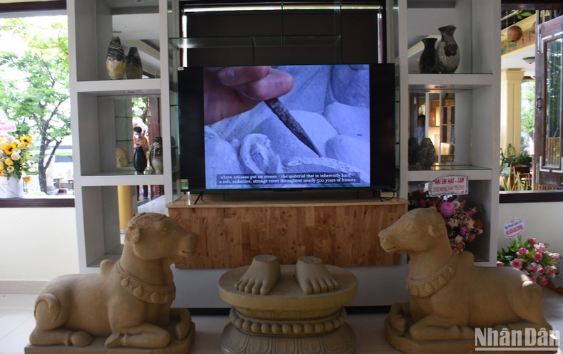 Показ видеоклипа о достопримечательности Нгуханьшон и резьбе по камню Нонныок. Показ видеоклипа о достопримечательности Нгуханьшон и резьбе по камню Нонныок.