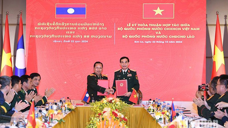 Две стороны подписывают документы о сотрудничестве. Две стороны подписывают документы о сотрудничестве.