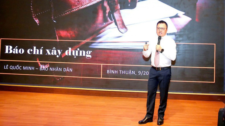 Главный редактор газеты «Нянзан» Ле Куок Минь выступает на форуме. Главный редактор газеты «Нянзан» Ле Куок Минь выступает на форуме.