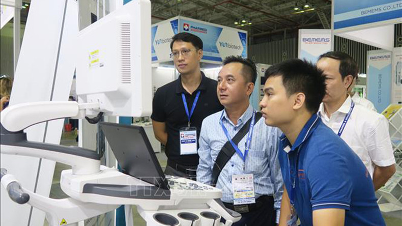 Посетители знакомятся с медицинским оборудованием на выставке. Фото: ВИА Посетители знакомятся с медицинским оборудованием на выставке. Фото: ВИА