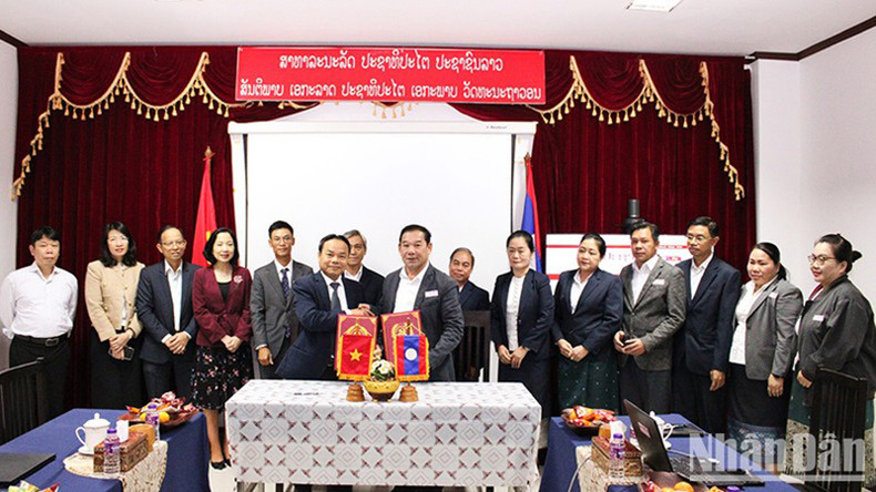 Стороны подписывают меморандум о взаимопонимании. Фото: Хай Тиен Стороны подписывают меморандум о взаимопонимании. Фото: Хай Тиен