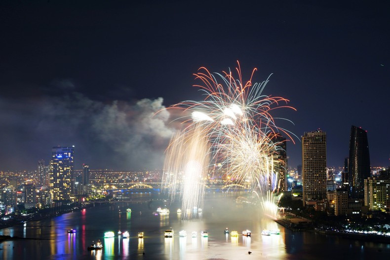 Фейерверк на открытии фестиваля.