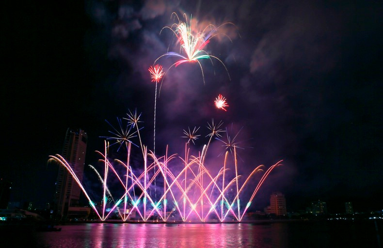 Фейерверк на открытии фестиваля.