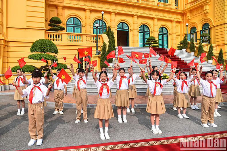 Дети столицы приветствуют Премьера Госсовета Китая Ли Цяна и высокопоставленную делегацию Китая. Дети столицы приветствуют Премьера Госсовета Китая Ли Цяна и высокопоставленную делегацию Китая.