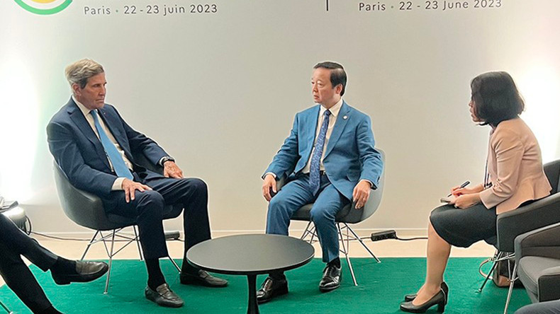 Вице-премьер Чан Хонг Ха (в центре) и Специальный посланник Президента США по вопросам климата Джон Керри. Вице-премьер Чан Хонг Ха (в центре) и Специальный посланник Президента США по вопросам климата Джон Керри.