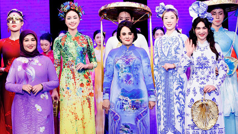 Супруги послов зарубежных стран во вьетнамских платьях «аозай». Супруги послов зарубежных стран во вьетнамских платьях «аозай».