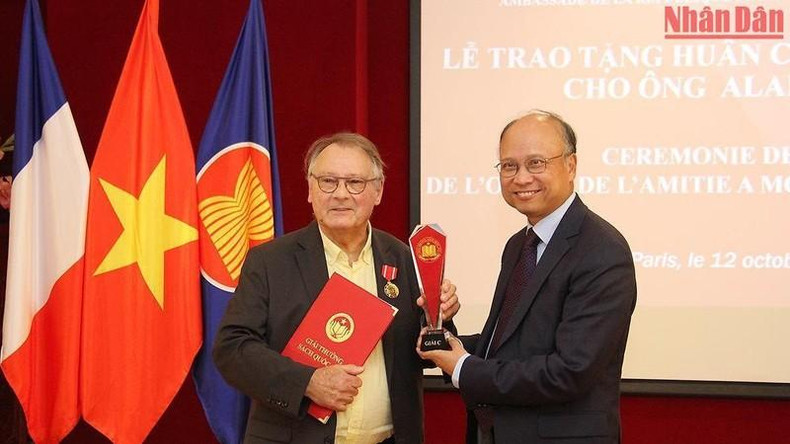 Историк Ален Руссио получает приз C 5-й Национальной книжной премии 2022 г. Фото: Кхай Хоан Историк Ален Руссио получает приз C 5-й Национальной книжной премии 2022 г. Фото: Кхай Хоан