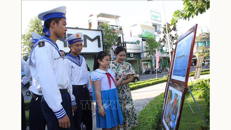 Военнослужащие и школьники посещают выставку. Фото: ВИА Военнослужащие и школьники посещают выставку. Фото: ВИА