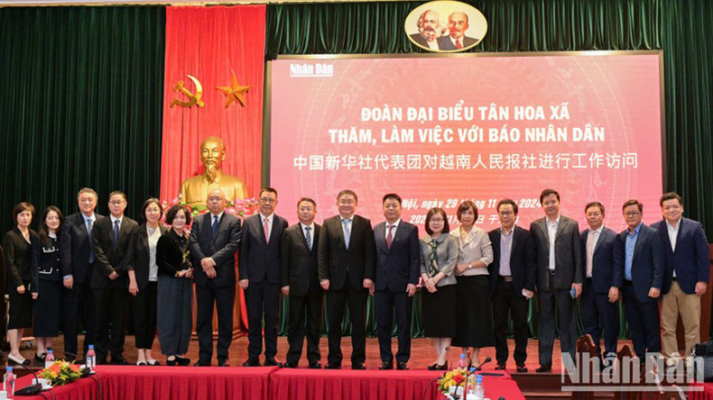 Делегация информационного агентства Синьхуа посещает газету «Нянзан» с рабочим визитом. Фото: Тхэ Дай