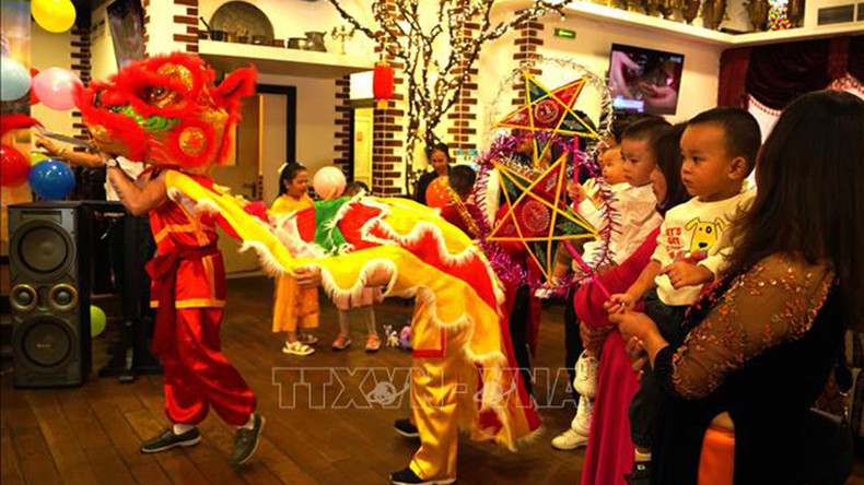 Исполнение танца льва в торговом центре «Москва». Фото: ВИА Исполнение танца льва в торговом центре «Москва». Фото: ВИА