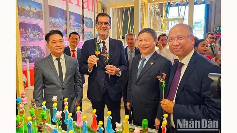 Мэр города Порту Руи Морейра (2-й слева) впечатлен уникальными культурными особенностями Вьетнама. Фото: Минь Зюи Мэр города Порту Руи Морейра (2-й слева) впечатлен уникальными культурными особенностями Вьетнама. Фото: Минь Зюи