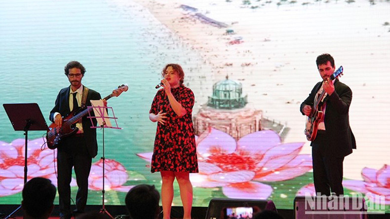 Итальянская певица исполняет песню «Привет, Вьетнам» на фестивале. Фото: Кхай Хоан Итальянская певица исполняет песню «Привет, Вьетнам» на фестивале. Фото: Кхай Хоан