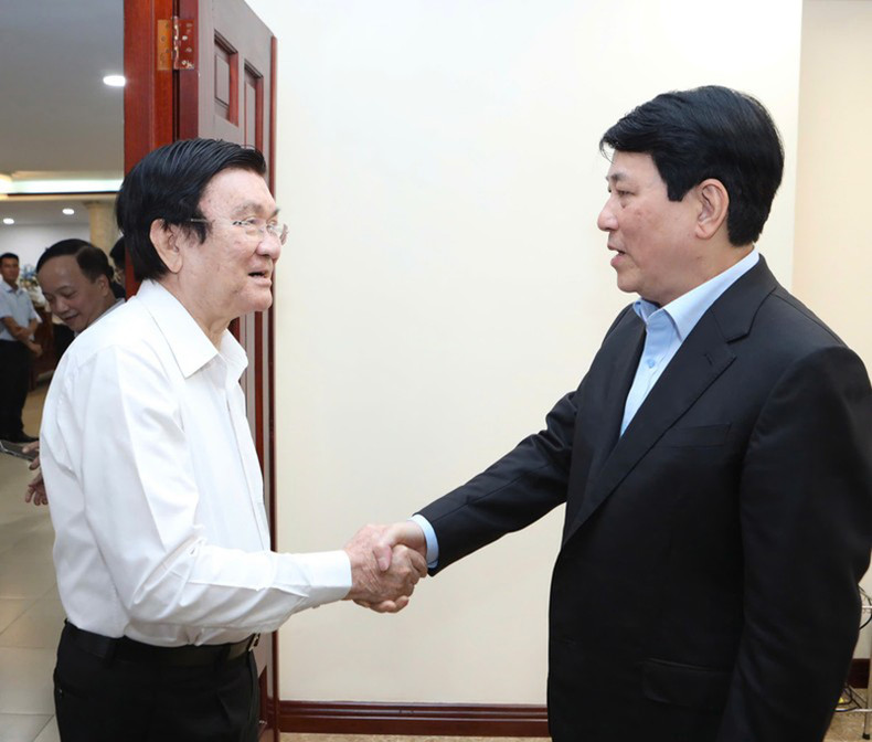 Президент Лыонг Кыонг поздравляет бывшего Президента Чыонг Тан Шанга с наступающим Тэтом.