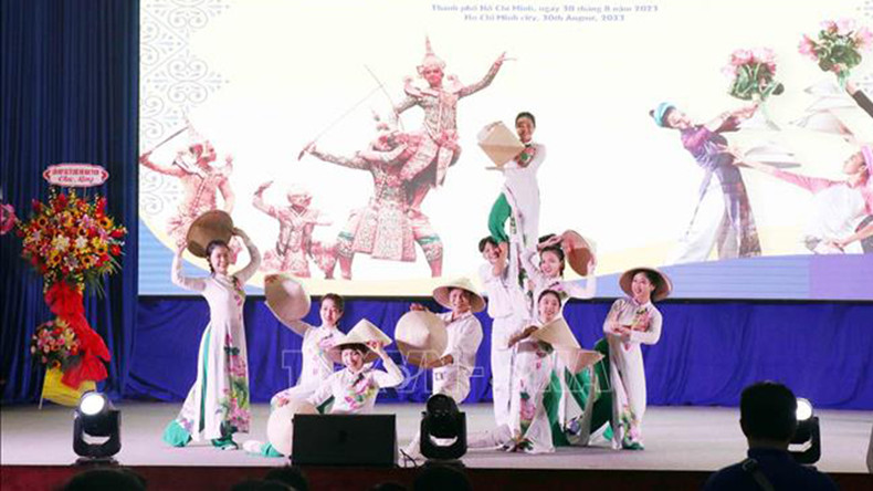 Представление народной музыки и танца в исполнении вьетнамских артистов. Фото: ВИА Представление народной музыки и танца в исполнении вьетнамских артистов. Фото: ВИА