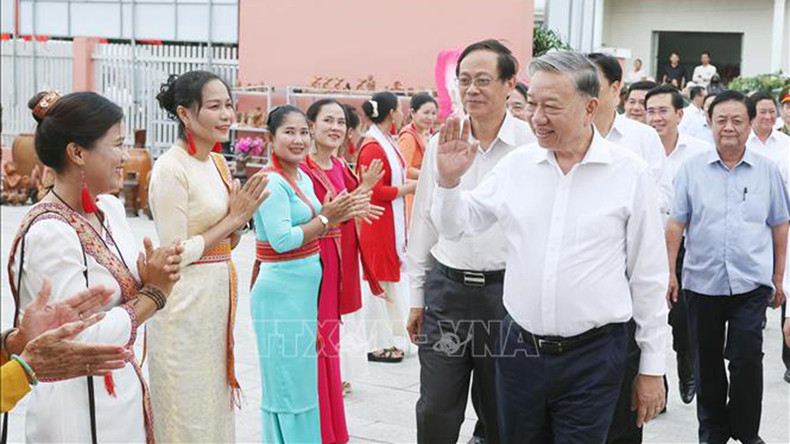 Генеральный секретарь ЦК КПВ То Лам и жители городка Фыокзан уезда Ниньфыок. Фото: ВИА