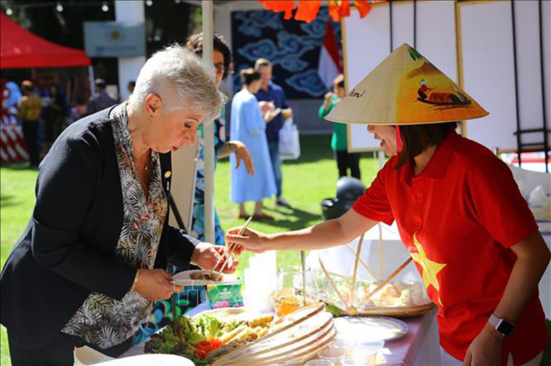 Гости наслаждаются жаренными «нэм». Фото: ВИА Гости наслаждаются жаренными «нэм». Фото: ВИА