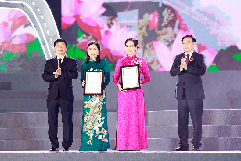 Председатель НС Выонг Динь Хюэ вручает Решение о признании двух национальных сокровищ провинции Ханам. Фото: quochoi.vn Председатель НС Выонг Динь Хюэ вручает Решение о признании двух национальных сокровищ провинции Ханам. Фото: quochoi.vn