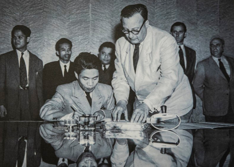 Замминистра обороны Та Куанг Быу от имени Правительства и Главного командования Вьетнамской народной армии подписывает Женевские соглашения о прекращении военных действий во Вьетнаме. Замминистра обороны Та Куанг Быу от имени Правительства и Главного командования Вьетнамской народной армии подписывает Женевские соглашения о прекращении военных действий во Вьетнаме.