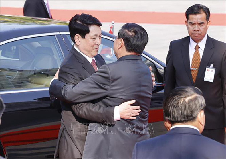 Генеральный секретарь ЦК НРПЛ, Президент Лаоса Тхонглун Сисулит приветствует Президента Лыонг Кыонга. Фото: ВИА