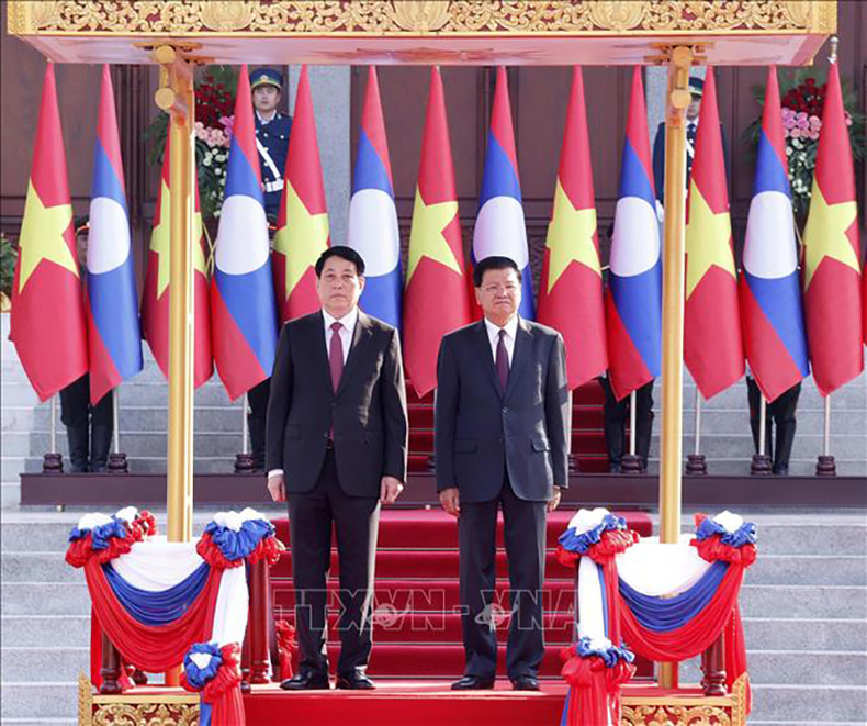 Исполняются государственные гимны двух стран. Фото: ВИА