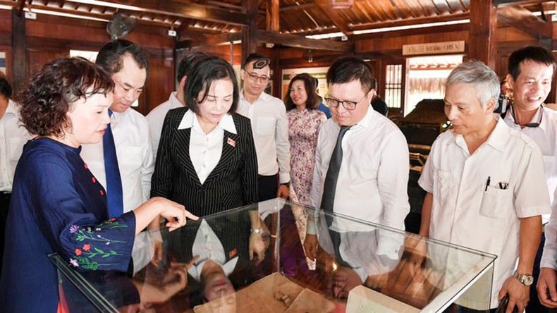 Делегаты посещают экспонаты в памятнике. Делегаты посещают экспонаты в памятнике.