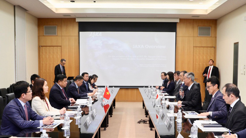 Вьетнамская делегация работает с представителями JAXA. Фото: VGP Вьетнамская делегация работает с представителями JAXA. Фото: VGP