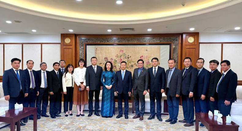 Замминистра Нгуен Минь Ханг на встрече с Секретарем Парткома города Лючжоу Тан Фэйчжуаном.