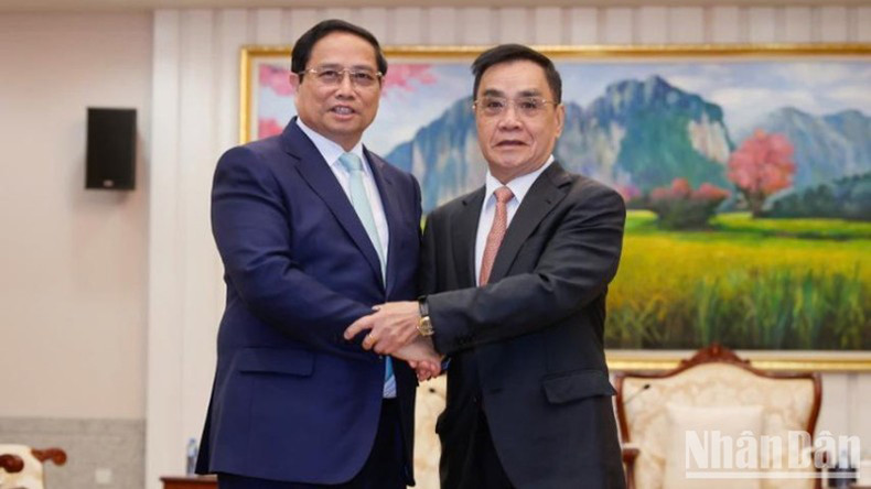 Премьер-министр Фам Минь Тьинь и бывший Премьер-министр Лаоса Тхонгсинг Тхаммавонг. Фото: VGP Премьер-министр Фам Минь Тьинь и бывший Премьер-министр Лаоса Тхонгсинг Тхаммавонг. Фото: VGP