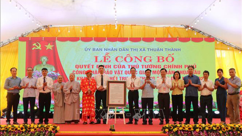 Церемония вручения сертификата о признании деревянных дощечек пагоды Зау национальным сокровищем представителям пагоды Зау. Фото: ВИА Церемония вручения сертификата о признании деревянных дощечек пагоды Зау национальным сокровищем представителям пагоды Зау. Фото: ВИА