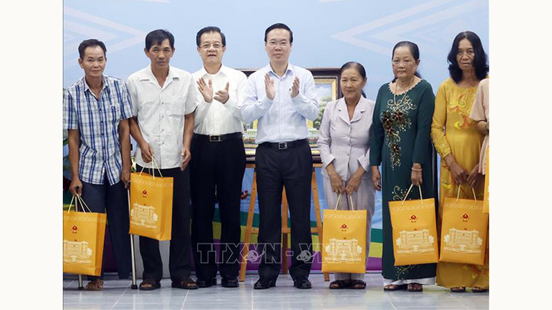 Президент Во Ван Тхыонг вручает подарки семьям льготной категории и людям, имеющим выдающиеся заслуги перед революцией. Фото: ВИА Президент Во Ван Тхыонг вручает подарки семьям льготной категории и людям, имеющим выдающиеся заслуги перед революцией. Фото: ВИА