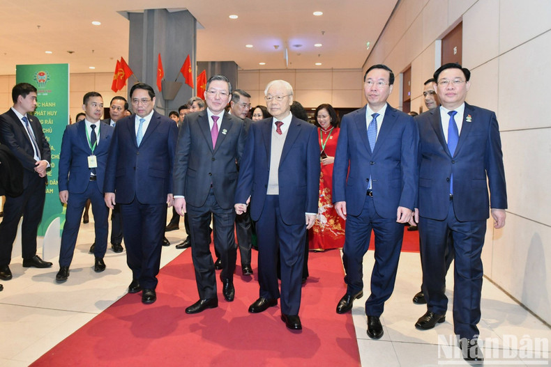 Генеральный секретарь ЦК КПВ Нгуен Фу Чонг, руководители Партии и Государства на конференции.