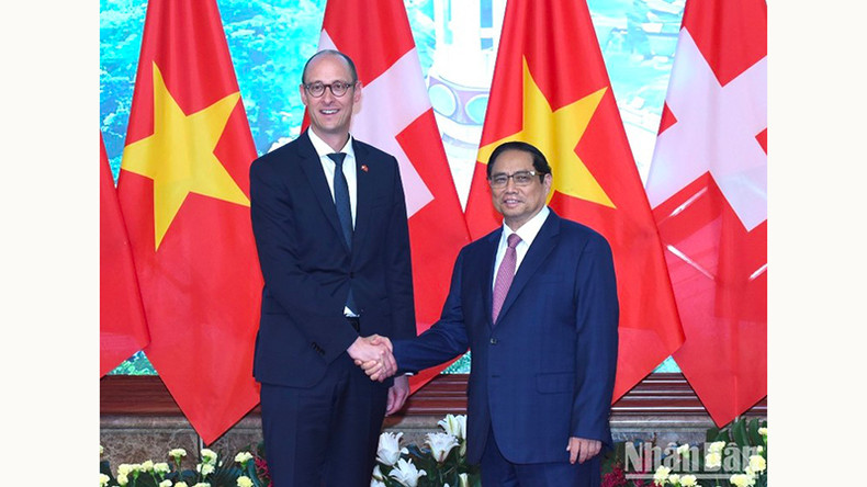 Премьер-министр Фам Минь Тьинь (справа) и Президент Национального совета Швейцарии Мартин Кандинас. Фото: Чан Хай Премьер-министр Фам Минь Тьинь (справа) и Президент Национального совета Швейцарии Мартин Кандинас. Фото: Чан Хай