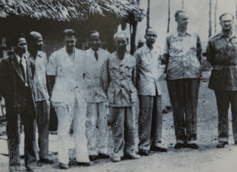 Президент Хо Ши Мин, Вице-премьер, и.о. Министра иностранных дел Фам Ван Донг, генерал армии Во Нгуен Зяп и делегация Международной комиссии по наблюдению и контролю в общине Чунгжа. Президент Хо Ши Мин, Вице-премьер, и.о. Министра иностранных дел Фам Ван Донг, генерал армии Во Нгуен Зяп и делегация Международной комиссии по наблюдению и контролю в общине Чунгжа.