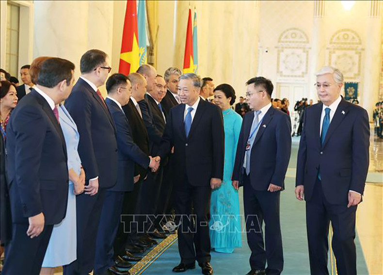 Генеральный секретарь ЦК КПВ То Лам пожимает руки казахстанским делегатам. Фото: ВИА Генеральный секретарь ЦК КПВ То Лам пожимает руки казахстанским делегатам. Фото: ВИА
