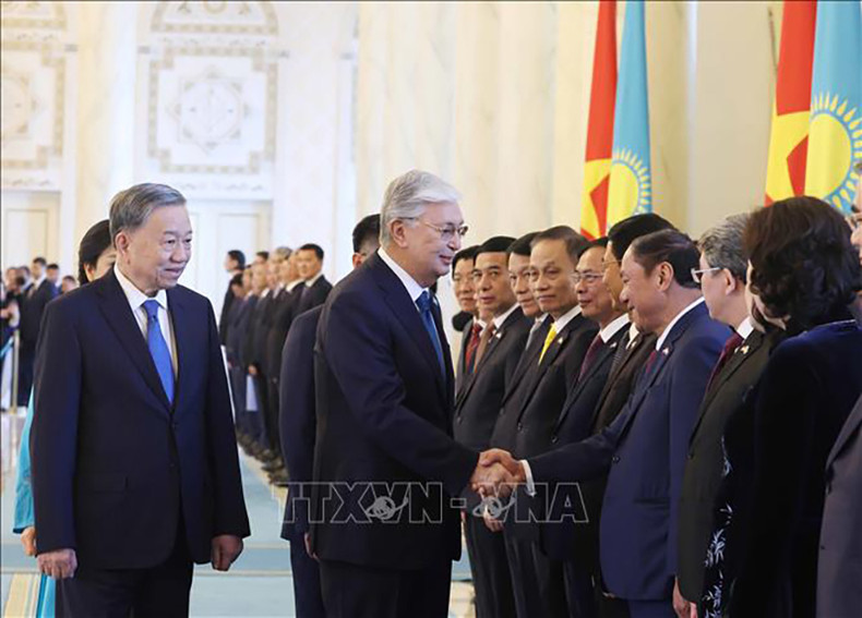 Генеральный секретарь ЦК КПВ То Лам представляет членов вьетнамской делегации Президенту Казахстана Касым-Жомарту Токаеву. Фото: ВИА Генеральный секретарь ЦК КПВ То Лам представляет членов вьетнамской делегации Президенту Казахстана Касым-Жомарту Токаеву. Фото: ВИА