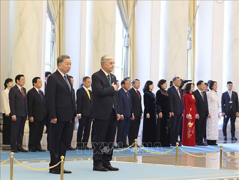 Исполняются государственные гимны. Фото: ВИА Исполняются государственные гимны. Фото: ВИА