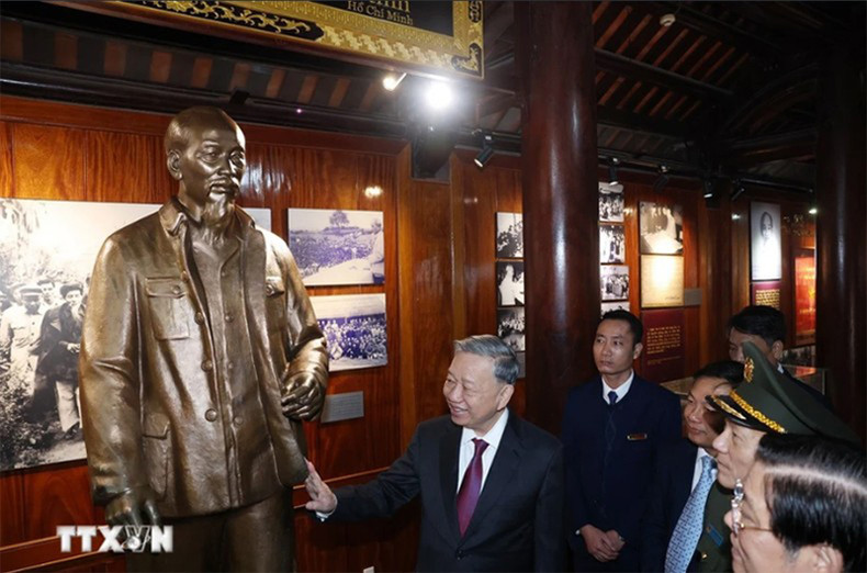 Генеральный секретарь ЦК КПВ То Лам посещает выставочный зал на территории комплекса памятников особого государственного значения Кимлиен. Фото: ВИА Генеральный секретарь ЦК КПВ То Лам посещает выставочный зал на территории комплекса памятников особого государственного значения Кимлиен. Фото: ВИА