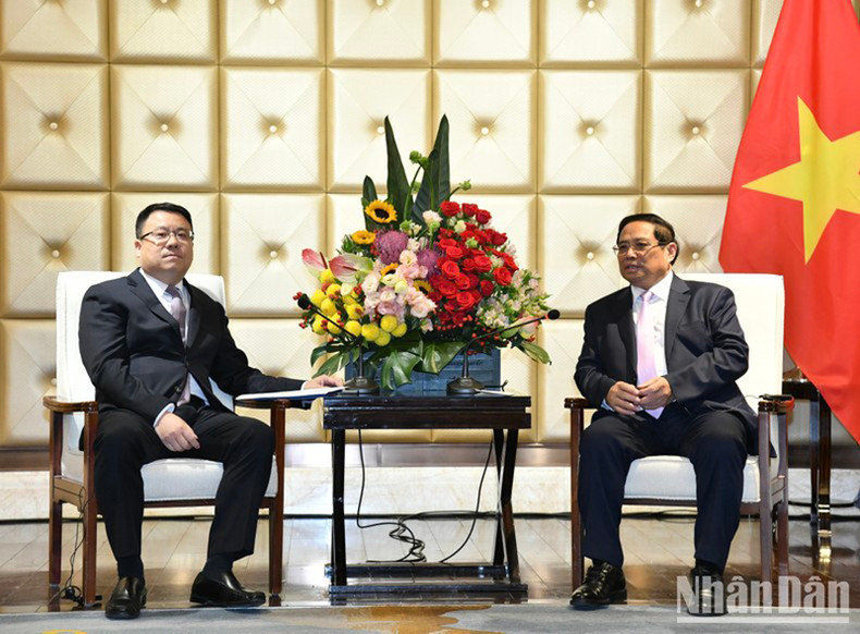 Премьер-министр Фам Минь Тьинь и Зампредседателя корпорации PowerChina Ван Сяоцзюнь. Фото: Тхань Жанг Премьер-министр Фам Минь Тьинь и Зампредседателя корпорации PowerChina Ван Сяоцзюнь. Фото: Тхань Жанг